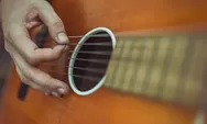 Chord Gitar Lagu 'Putus Tapi Cinta' - Andmesh Kamelang: Memang Putus Cinta Itu Biasa