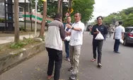 Edukasi Warga Makassar, Satpol PP Bagikan Beras ke Tukang Becak Hingga Jukir Ojol.