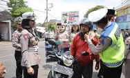 Polres Malang Berbagi Helm Gratis untuk Pengendara Motor di Operasi Keselamatan Semeru 2023