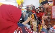 Luwesnya Bupati Kendal Dito M Ganinduto Jadi Kasir Minimarket, Layani Pembeli Produk UMKM Kendal