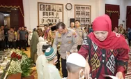 Kompak, Kapolda Jatim Bersama Gubernur Jawa Timur Berikan Bantuan di Keluarga Korban Tragedi Kanjuruhan