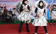 Siswa SD Supriyadi Fashion Show dengan Koran Bekas