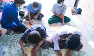 Kreatif, Mahasiswa USM Latih Masyarakat Demak Buat Kaligrafi dari Pelepah Pisang