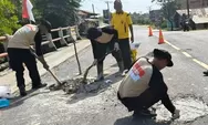 Peduli Keselamatan Pengguna Jalan, Polsek Nurussalam Perbaiki Jembatan Berlubang