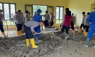 Polri Peduli, Polres Aceh Timur dan BKO Brimob Gotong Royong Bersihkan Mushola Sekolah