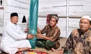 Lalui Jembatan Maut "Rawa Pakis" Camat Peunaron Antar Bantuan Al-Qur'an dari Bupati ke Sri Mulya