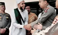 Jum’at Berkah, Mahasiswa STIK Lemdiklat Polri Angkatan 83 WPS Sindikat II Serahkan Al Quran ke Masjid Baitul Manan, Aceh Timur