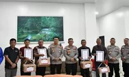 Kapolres Aceh Timur Serahkan Penghargaan Kapolda Aceh kepada Purnawirawan