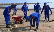 Menjaga Kelestarian Ekosistem Pesisir, Satpolairud Polres Aceh Timur Gelar Aksi Bersih Pantai