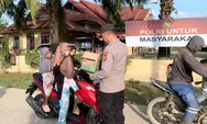 Ramadhan Penuh Berkah, Polsek Madat Bagikan Takjil Kepada Pengguna Jalan
