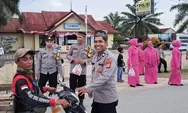 Berbagi Berkah Ramadhan, Polsek Indra Makmu Bagikan Ratusan Paket Takjil Bagi Pengguna Jalan