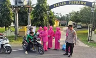 Jelang Berbuka, Polsek Peudawa dan Bhayangkari Turun Bagikan Takjil