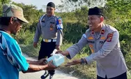 Menjelang Berbuka, Polsek Simpang Jernih dan Bhayangkari Tebar Takjil untuk Warga
