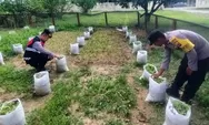 Menunggu Waktu Berbuka Puasa, Personel Polsek Simpang Jernih Menanam Harapan