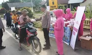 Ramadhan Penuh Berkah, Polsek Simpang Ulim dan Bhayangkari Bagikan Takjil Kepada Masyarakat