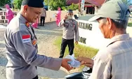 Tebar Kebaikan di Bulan Ramadhan, Kapolsek Julok Bagikan Takjil Kepada Pengguna Jalan