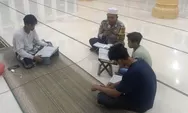 Usai Sholat Tarawih, Bhabinkamtibmas Polsek Peureulak Tadarusan Bersama Remaja Paya Meuligou