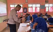 Literasi Digital Digencarkan, Kanit Binmas Polsek Idi Rayeuk Sosialisasi Aplikai E-Learning Kepada Pelajar