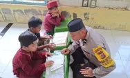 Menjelang Maghrib, Personel Polsek Simpang Jernih Ajarkan Mengaji, Dekatkan Polisi dengan Generasi Bangsa