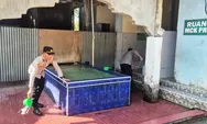 Menyapa Warga Lewat Aksi Nyata, Kapolsek Peudawa Bersihkan Masjid