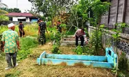 Personel Polsek Madat dan Warga Kompak Gotong Royong Bersihkan Makam