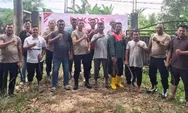 Bakti Sosial HUT Bhayangkara Ke-80, Polsek Peudawa Rawat Makam sebagai Wujud Kepedulian