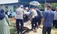 Hadir Bukan Sekadar Bertugas, Kapolsek Peureulak Barat Antar Jenazah Warga ke Pemakaman