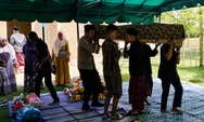 Tak Hanya Mengayomi, Bhabinkamtibmas Polsek Peureulak Barat Turut Mengantar Warga ke Peristirahatan Terakhir