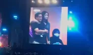 Rocky Gerung Terekam Layar Lebar Dirangkul Wanita Cantik Saat Konser Dewa 19 di JIS