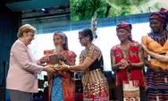 Suku Dayak Hebat, Apai Janggut Raih Gulbenkian Prize for Humanity dari Angela Merkel