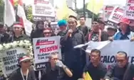 Massa Berpakaian Serba Hitam Demo di KPU, Tolak Prabowo-Gibran Jadi Capres-Cawapres