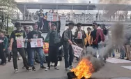Mahasiswa UNJ Mulai Bakar Ban, Bentangkan Spanduk Turunkan Jokowi