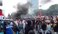 Demo Makzulkan Jokowi di DPR Bakar Ban, Jalan Gatot Subroto Ditutup