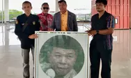 Apresiasi Kemajuan Bulukumba, Pemuda Herlang Beri Andi Utta Lukisan Benang