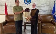 Berkunjung Di Bulukumba, Edy Manaf Hadiahkan Tenun Bira Untuk Wamen Koperasi