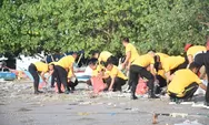 Aksi Jumat Bersih, Polres Bulukumba Bersihkan Pantai Merpati Dari Sampah Plastik