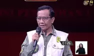 Momen Mahfud MD Bawakan Sepenggal Lagu Ebiet G Ade Saat Penutupan Deba Cawapres