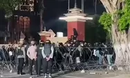 Ricuh di Mapolda DIY: Massa Gelar Salat Gaib dan Jebol Pagar, Polisi Bantah Gunakan Gas Air Mata