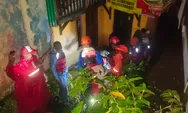 Banjir Rendam Kawasan Permukiman di Braga, Tim Rescue Diskar PB Kota Bandung Dikerahkan