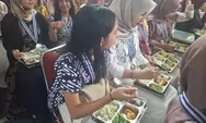 SMAN 15 Bandung Makan Bergizi Gratis Sambil Perpisahan...