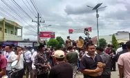Tidak Terima Hasil Hitungan Suara di TPS, Ratusan Warga Desa Harang Julu Demo Bawaslu Tuntut Hitung Ulang