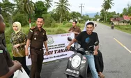 Kacabjari Aceh Selatan Bakongan Bersama IAD Bagi-bagi Takjil di Jalan Umum