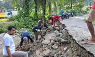 Aceh Selatan Longsor, Babinkamtibmas Polsek Tapaktuan dan Warga Gotong Royong Perbaiki Tepi Jalan
