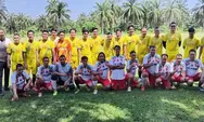 Tingkatkan Kemampuan Bermain Sepak Bola Tim Wartawan FC Latihan Bersama Tim Kejari
