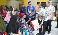 Pj Bupati Langkat serahkan langsung 122 Paket Sembako Bantuan Presiden 