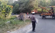 Terguling di Tikungan Jalinsum Simirik Kota Padangsidimpuan, Beginilah Proses Evakuasi Truk oleh Petugas