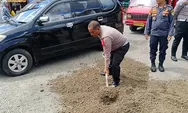 Lancarkan Arus Mudik Nataru Satlantas Polres Padangsidimpuan Tutup Jalan Berlobang