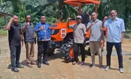 Sukseskan Ketahanan Pangan Nasional, DPD Tani Merdeka Indonesia Labuhanbatu Serahkan Traktor ke Poktan di Bilah Barat