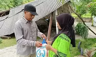 Prihatin, Rumah Seorang Warga di Teluk Mengkudu Sudah Roboh dan tak Mampu Memperbaiki, Ketua SMSI Sergai Beri Bantuan