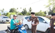 Kejaksaan Negri Madina dan Insan Pers Bagi-bagi Takjil kepada Warga